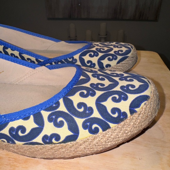 Royal Bloom and tan colored slip on ballerina woman’s UGGs - Picture 3 of 12